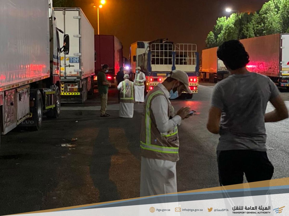 ضبط ورصد للشاحنات الأجنبية المخالفة والتي تمارس نشاط نقل البضائع بين المدن، وتواجد ميداني للحملة الرقابية المشتركة التي تنفذها @Saudi_TGA وبالتعاون مع @SA_HWY_SECURITY في أحد المواقع المستهدفة في #المنطقة_الشرقية. https://t.co/YUGr8KPAXX