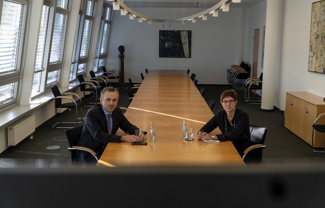 CDU's tweet photo. Ein Oberbürgermeister ist dann überzeugend, wenn er gute Politik macht. Genau das macht Stefan Keller: Am 13. September geht es in #Düsseldorf darum, welche Richtung die Stadt in Zukunft einschlägt. Gemeinsam mit @tj_tweets diskutiert @akk mit Mitgliedern der @cduddorf. 💪🏼 https://t.co/P1vdfxhBLJ