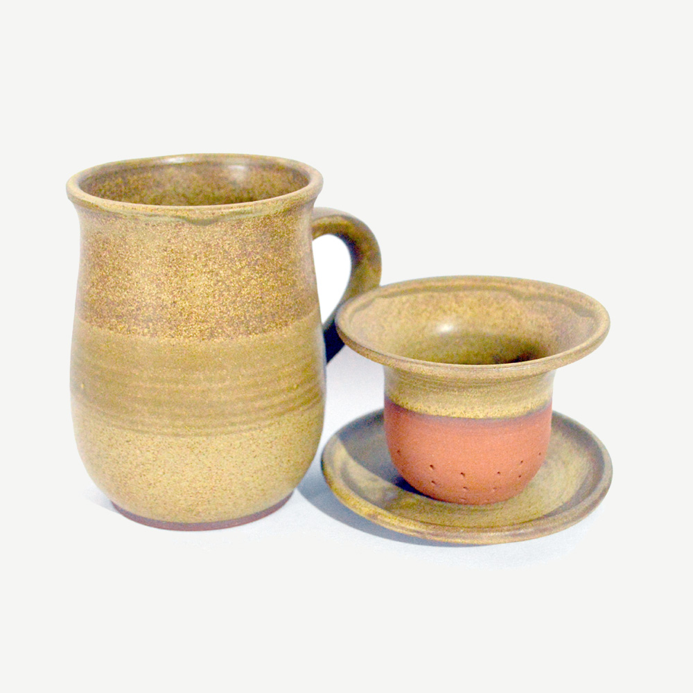 delteruta's tweet photo. Recordá que en nuestra web https://t.co/6ItT11XCIy podes encontrar diversos accesorios y productos, como esta #taza, con #infusor y plato para apoyo, hecha a mano por Gaspar, nuestro artesano obereño. ¡Envíos de productos a todo el país! https://t.co/wUxASbDF2e