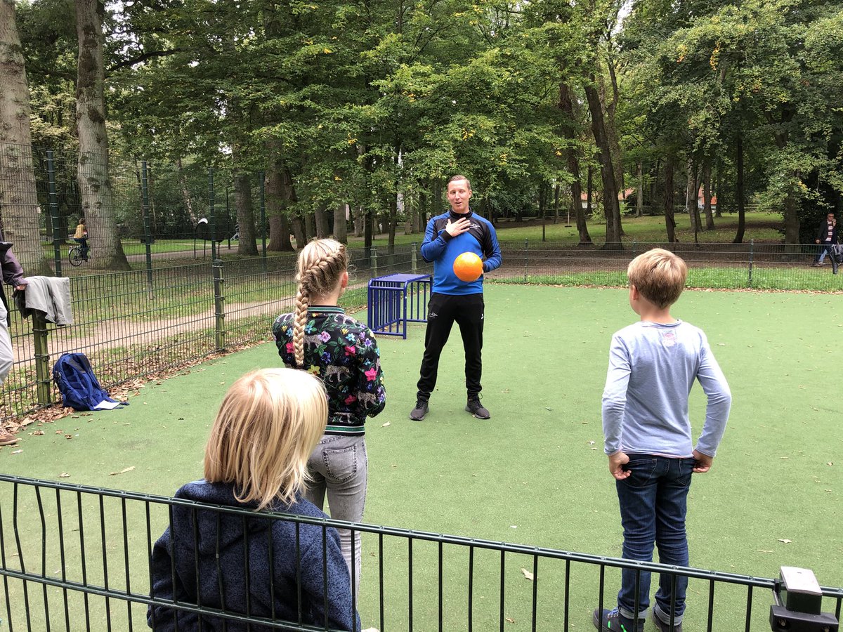MarliesAkveld's tweet image. Tim legt aan Dagmar &amp;amp; vriendjes uit hoe leuk je met elkaar kunt voetballen ondanks kleine doeltjes👍⚽️😜⁦⁦@BSC_Tim⁩ ⁦@Gem_Renkum⁩ #parkdennenkamp