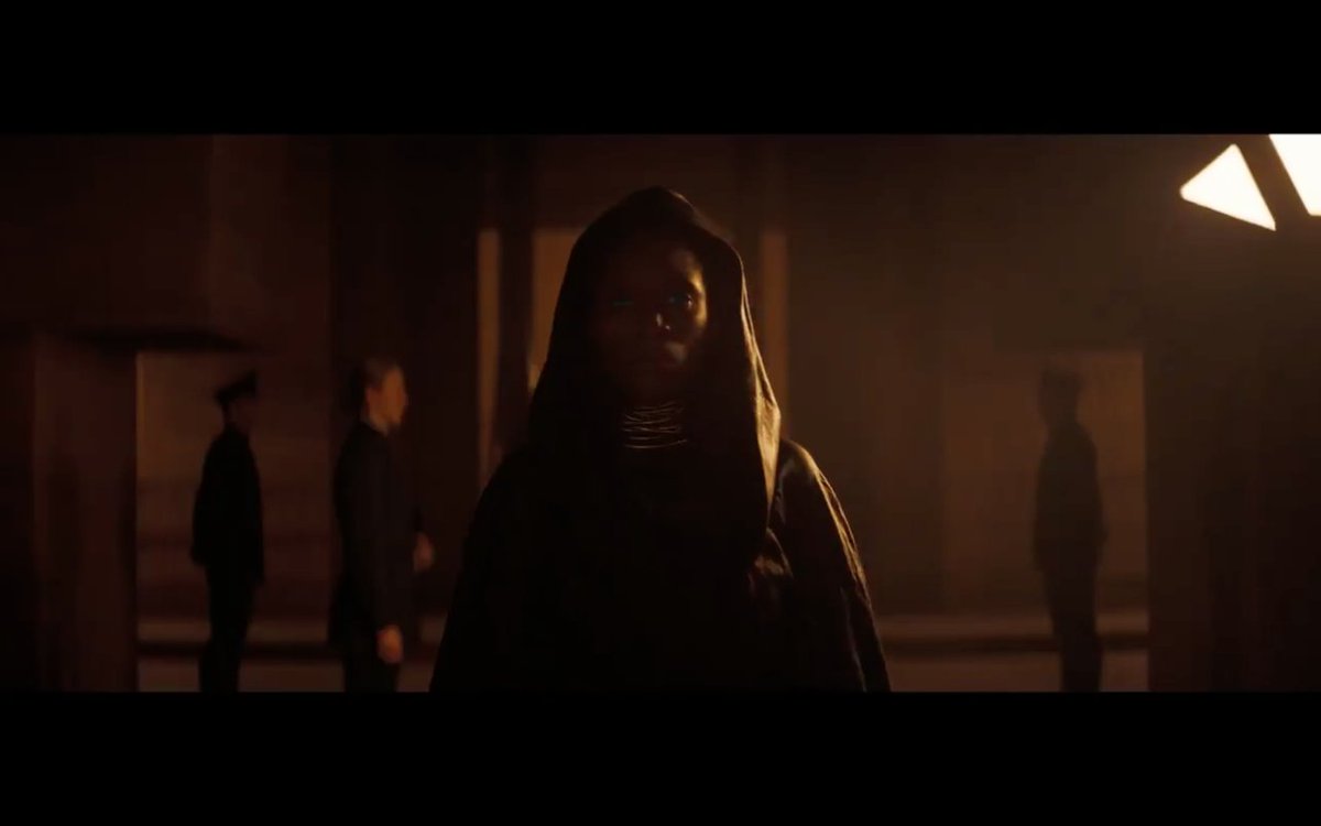 Liet Kynes est maintenant une femme (Sharon Duncan-Brewster, excellente dans Years and Years) ! Le personnage reste énigmatique et ce n'est pas sur que l'on observe sa mythique traversée du désert à la fin du premier film.