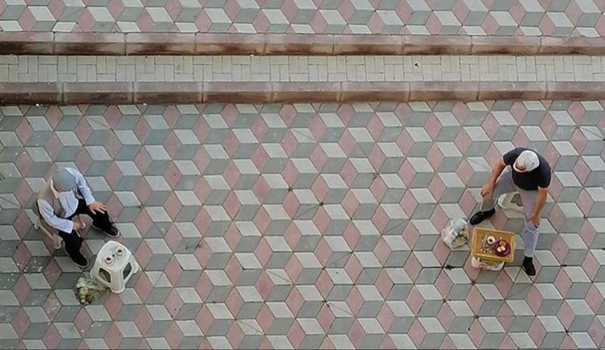 Fotoğrafta sohbet eden iki insan görmüyoruz sadece. Ailesini, arkadaşını ve ülkesini seven, onların sağlığını önemseyen iki sorumlu insan görüyoruz. Bu sorumuluk ve hassasiyeti gösteren herkese teşekkür ederim.