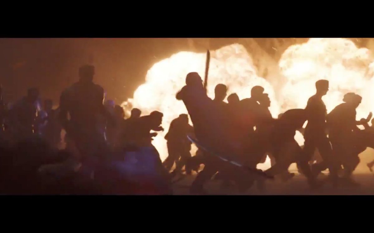 La bataille nocturne d'Arrakeen semble visuellement très impressionnante. Comme dans le roman, on remarque les troupes d'élites Sardaukar portant les armures des Harkonnen !