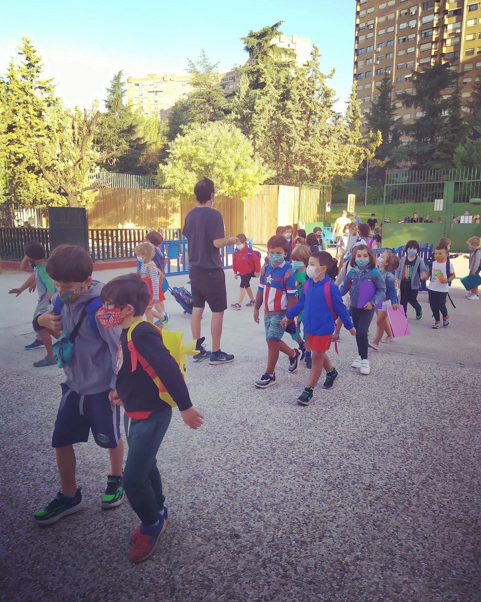 MontserratFUHEM's tweet photo. En el #colegioMontserratFuhem damos la bienvenida a las alumnas y alumnos 👏🏽. Han cambiado algunas formas de trabajar pero las miradas 👀 están llenas de la misma ilusión ✨. Compartimos los primeros días de reencuentros. ⬇️⬇️⬇️

#Fuhem #vueltaalcole2020 #vueltaalcole https://t.co/ogYof4KoaH