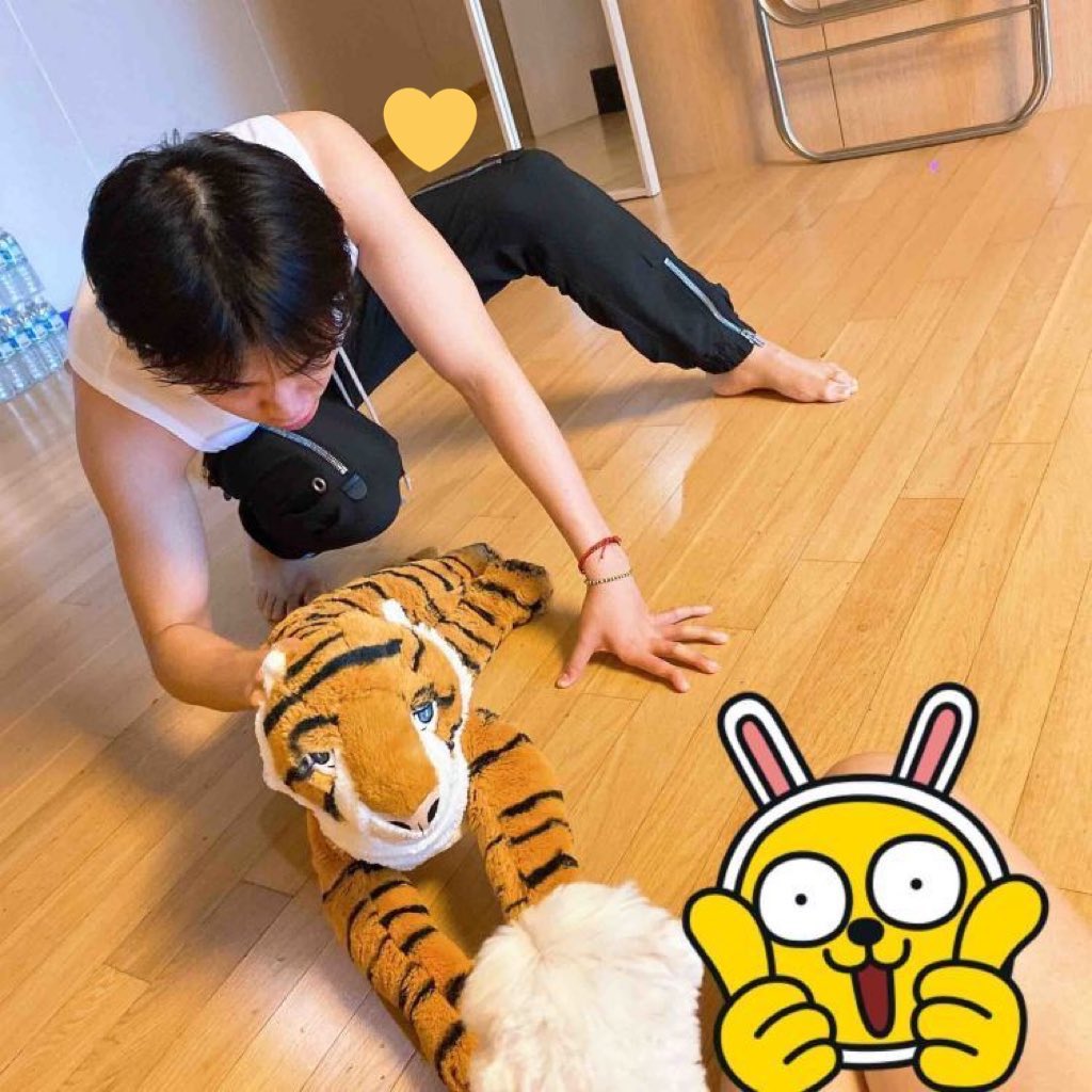 horangdan’s> huihui’s loud but u guys are louder > ur the friend that does stupid shit in public > ya’ll are very sentimental omg i swear u guys have a way with comfort & encouraging words > ur a v good listener, all of ur friends go to u when they need to vent