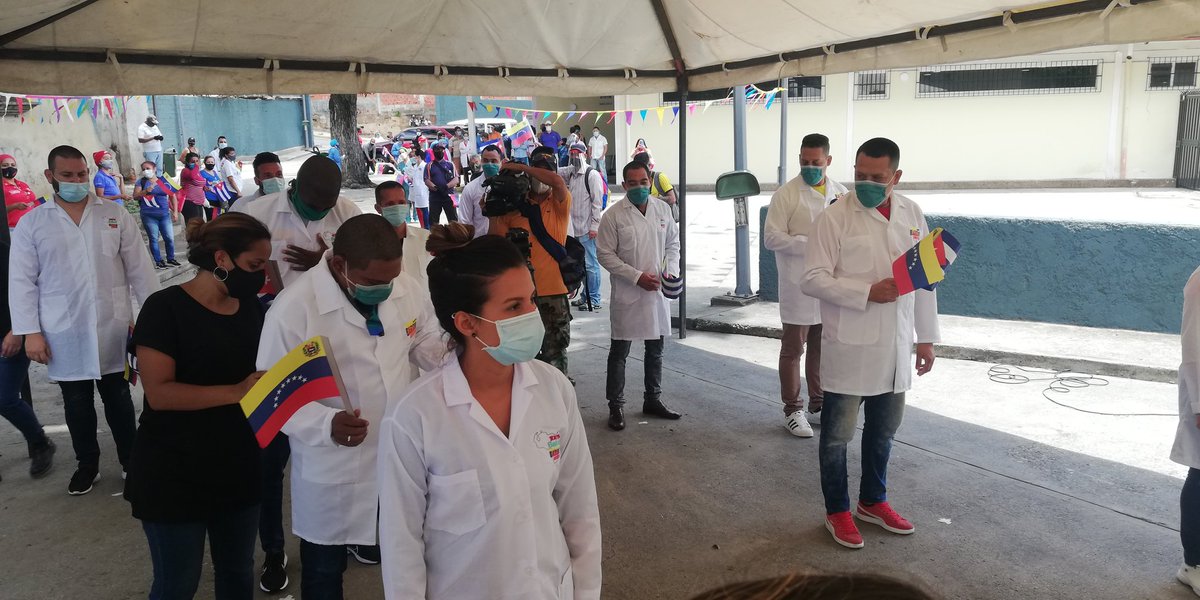 AndreatlSUR's tweet photo. 🇻🇪Comunidades de Caracas reciben a médicos cubanos que se suman a lucha contra la Covid-19 a través de la Misión Barrio Adentro
👉Se proyecta que atiendan a 9000 familias en la Cota 905, Parroquia El Paraíso, Caracas
@teleSURtv https://t.co/k5L3hwzJZF