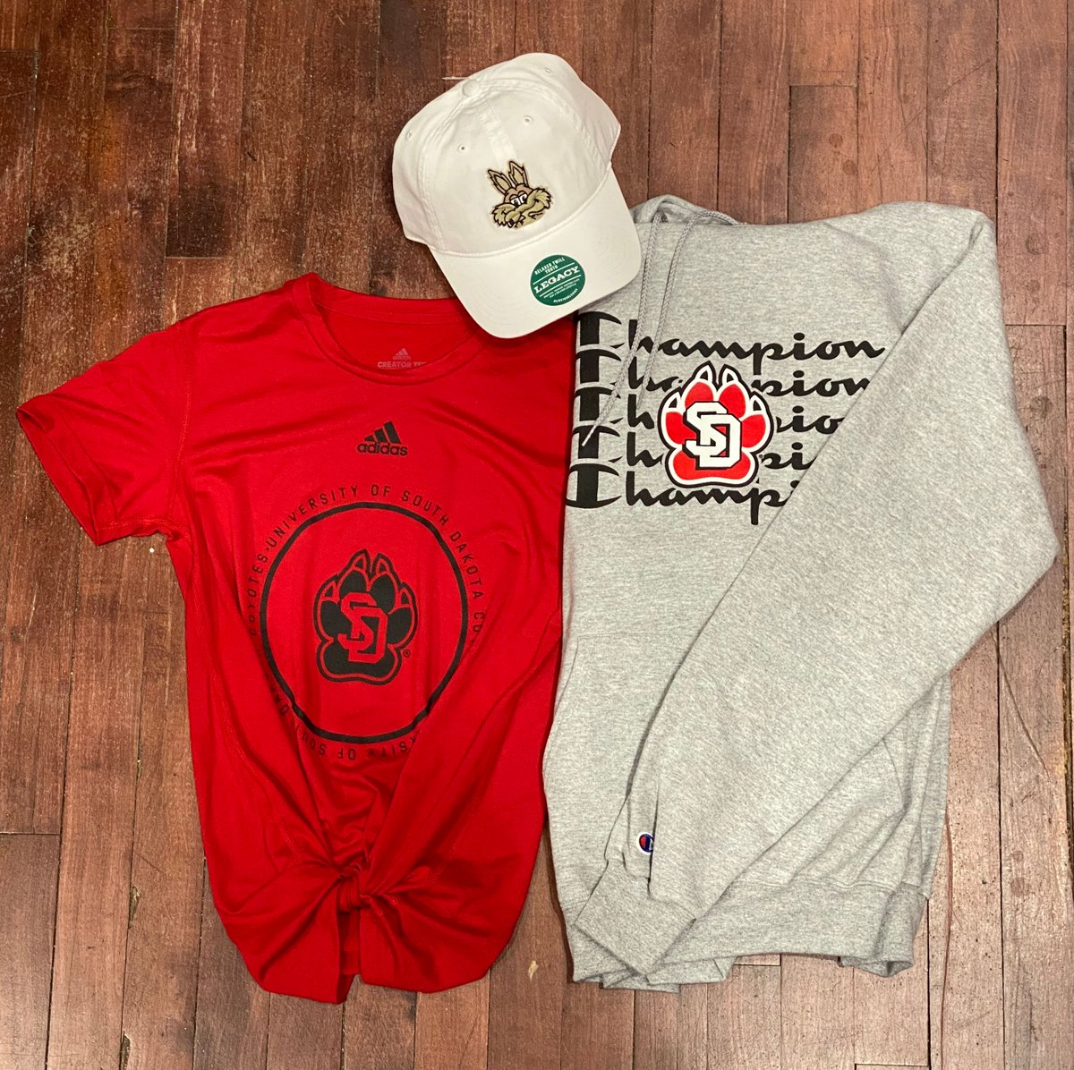 This #WhatToWearWednesday is all about reppin' the Paw with Pride❗️ Shop this look and many more new items 👉 yote.us/2lnIuui #ShopCharlies #CharliesYoteGear