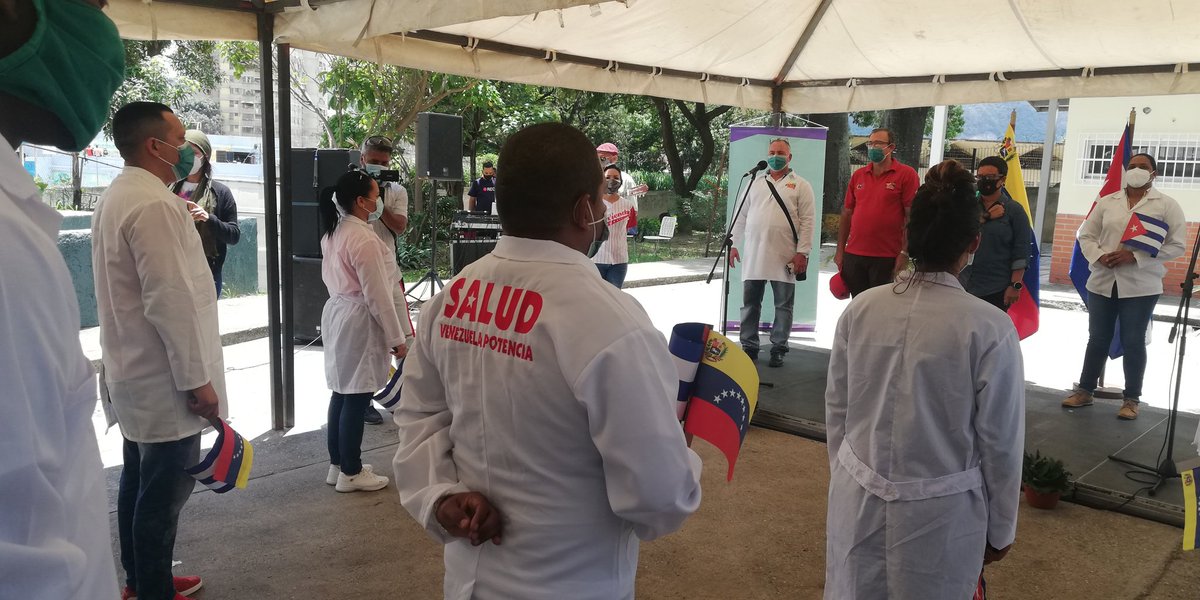 AndreatlSUR's tweet photo. 🇻🇪Comunidades de Caracas reciben a médicos cubanos que se suman a lucha contra la Covid-19 a través de la Misión Barrio Adentro
👉Se proyecta que atiendan a 9000 familias en la Cota 905, Parroquia El Paraíso, Caracas
@teleSURtv https://t.co/k5L3hwzJZF