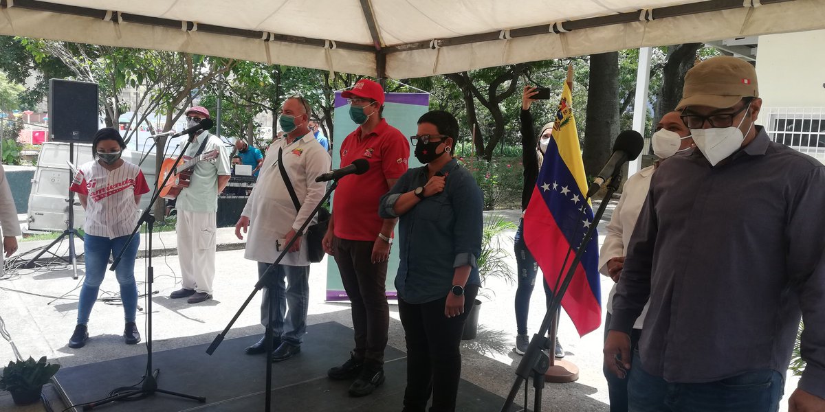 AndreatlSUR's tweet photo. 🇻🇪Comunidades de Caracas reciben a médicos cubanos que se suman a lucha contra la Covid-19 a través de la Misión Barrio Adentro
👉Se proyecta que atiendan a 9000 familias en la Cota 905, Parroquia El Paraíso, Caracas
@teleSURtv https://t.co/k5L3hwzJZF