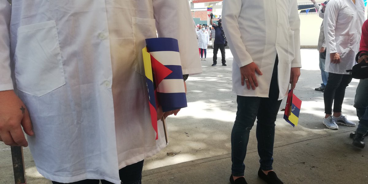 AndreatlSUR's tweet photo. 🇻🇪Comunidades de Caracas reciben a médicos cubanos que se suman a lucha contra la Covid-19 a través de la Misión Barrio Adentro
👉Se proyecta que atiendan a 9000 familias en la Cota 905, Parroquia El Paraíso, Caracas
@teleSURtv https://t.co/k5L3hwzJZF
