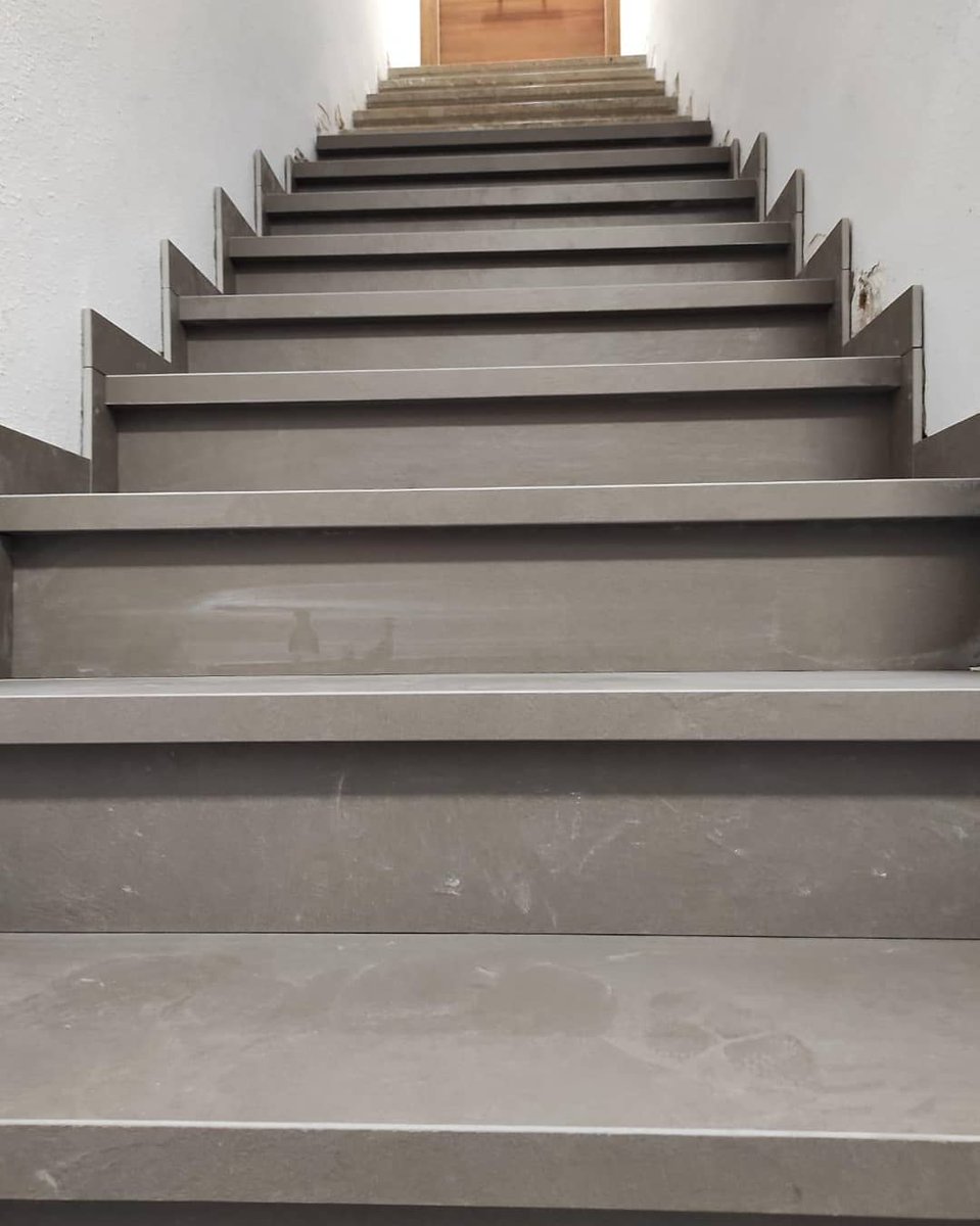 _Fivaller_'s tweet photo. Renovació escala. #fivaller https://t.co/GNAUcyjtzN