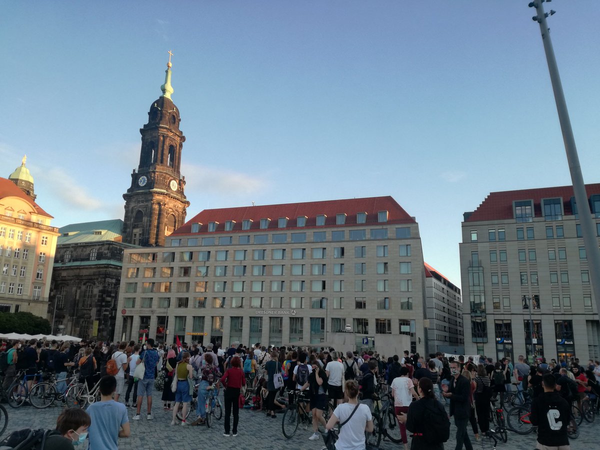 Die Kundgebung hat 18:50 auf dem Altmarkt begonnen.
#dd0909