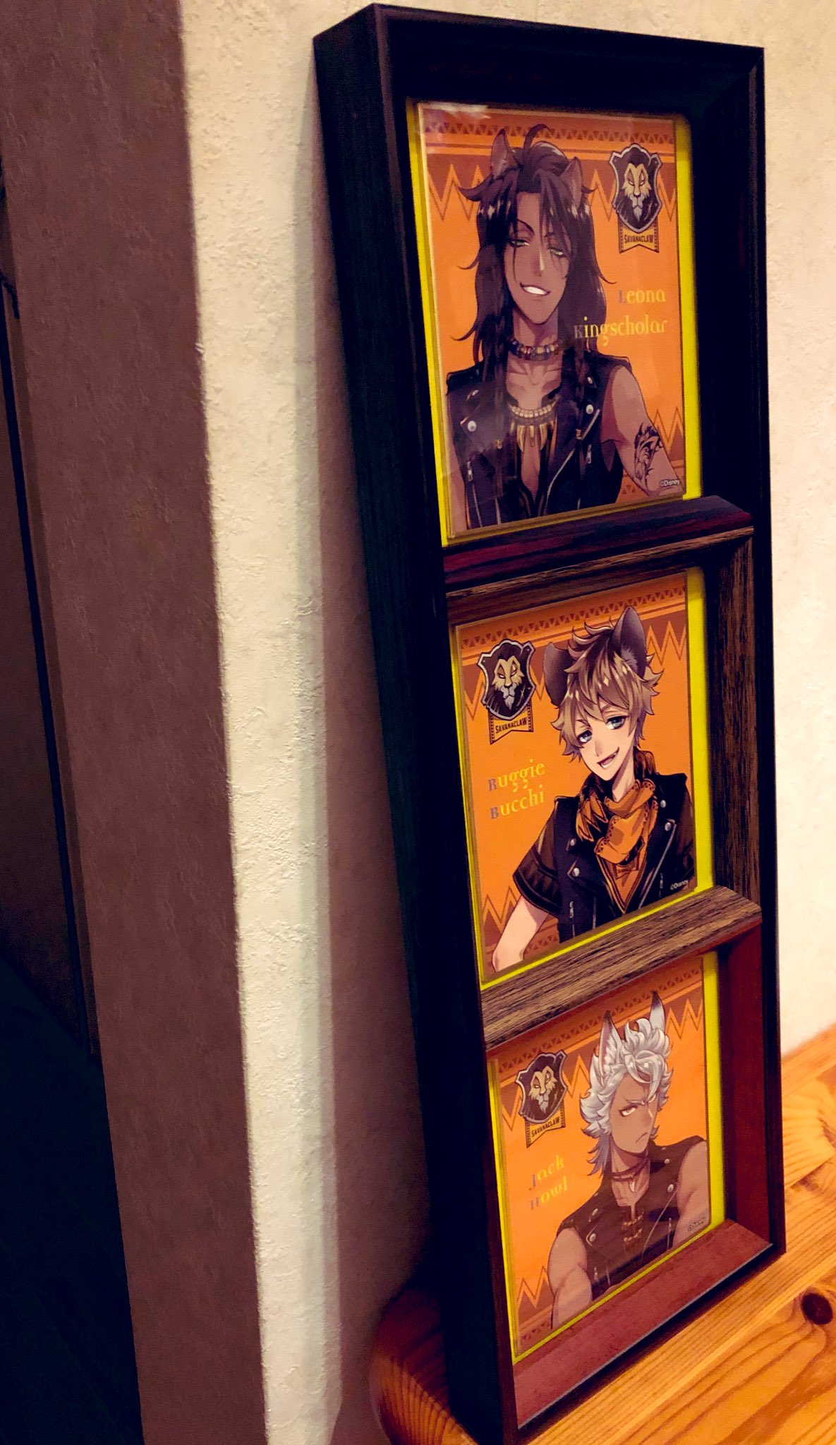 Asaki Nrc浮遊霊 ツイステの色紙を買ったけど 飾り方がわからない 並べて飾りたい願望がある人達はマジでこのフレームがお勧めです ちょっと大きくて重量はあるけど オクタやハーツラビュルやサバナ入れたらどれも 最高だ しか言葉が出なかったです