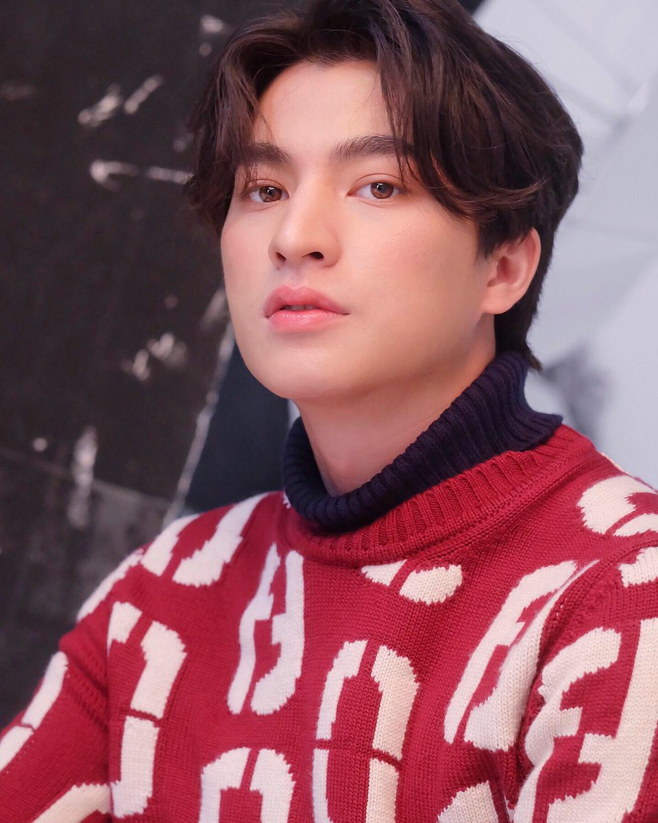 when a mew suppasit stares at the same pair of lips every time and NEVER gets tired of it....u know its beautiful.research has shown that men are drawn to (women's) lips more than any other facial feature and boyyy does gulf have it. he has a rare lip shape (chestnut) and it