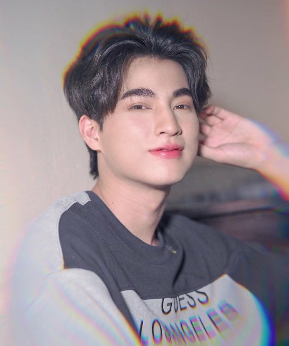 when a mew suppasit stares at the same pair of lips every time and NEVER gets tired of it....u know its beautiful.research has shown that men are drawn to (women's) lips more than any other facial feature and boyyy does gulf have it. he has a rare lip shape (chestnut) and it