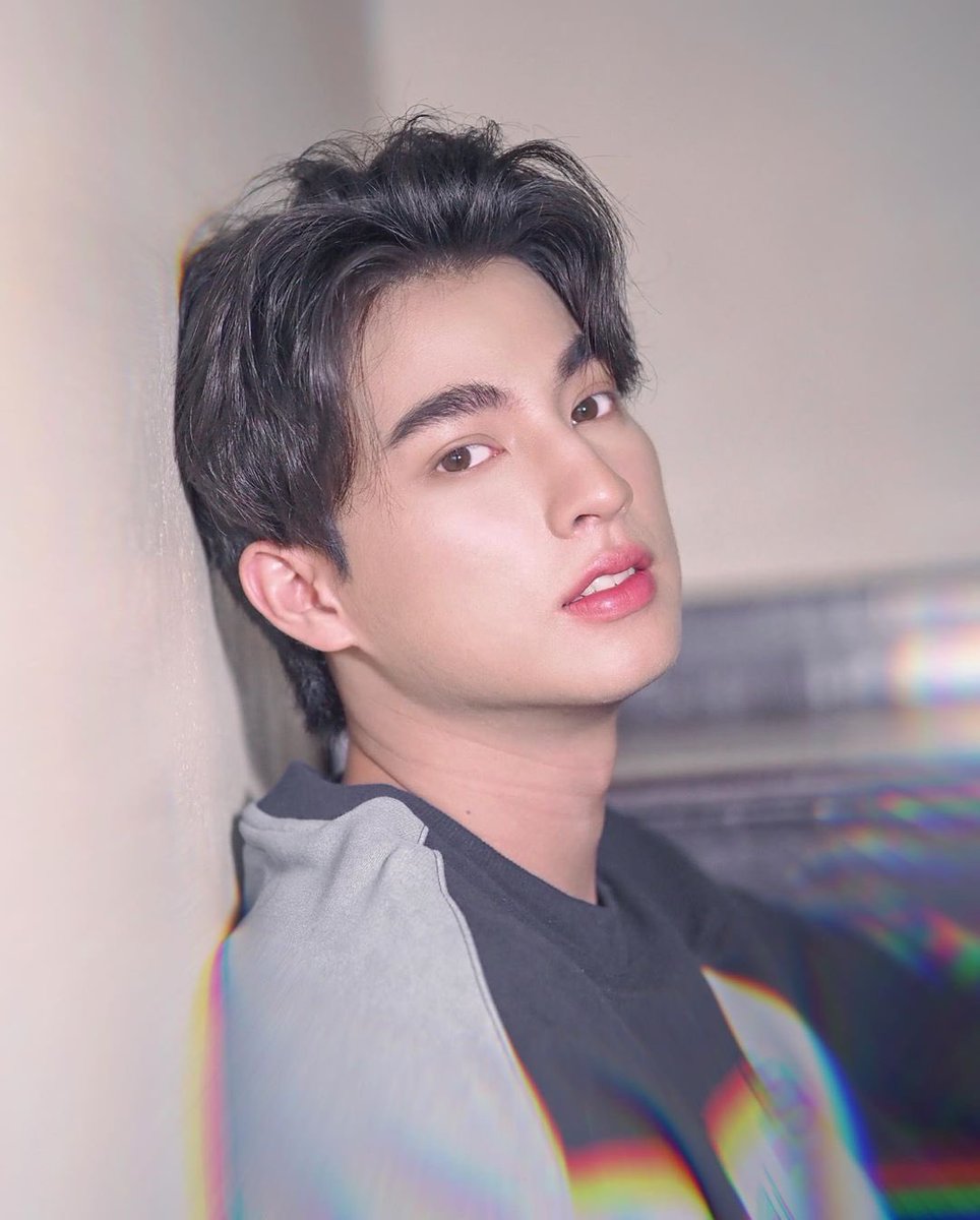 when a mew suppasit stares at the same pair of lips every time and NEVER gets tired of it....u know its beautiful.research has shown that men are drawn to (women's) lips more than any other facial feature and boyyy does gulf have it. he has a rare lip shape (chestnut) and it