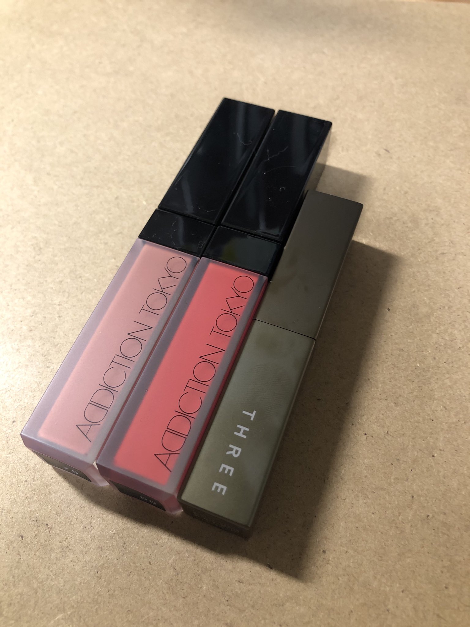 天王寺ミオ ビチ猫 でます ずっと売り切れてて買えなかったアディクションのザ マットリップリキッドの2番と6番買えたぁあああ 友達に全然落ちないよと教えて貰ってマスク生活でも使える一品 まじで擦っても落ちないぞ Threeのトリートメントリップは