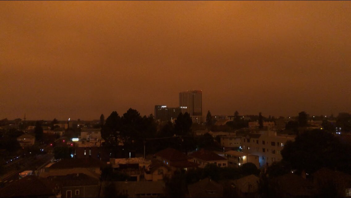 JLGarfield's tweet photo. It’s 9:40am and somehow the skies got even darker 🤔😷🔥🌫 #CAfires #SF #OAK #burntorange #Mars @FoxNews @NBCNews @CBSNews @ABC @CNN https://t.co/cabLjzcJlt