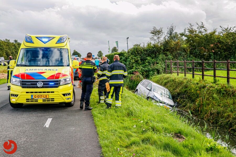 Auto in slootje na aanrijding - DOKKUM – Aan de Harddraversdijk zijn woensdagmiddag rond kwart over vijf twee voertuigen met elkaar in botsing gekomen. Na de... -..