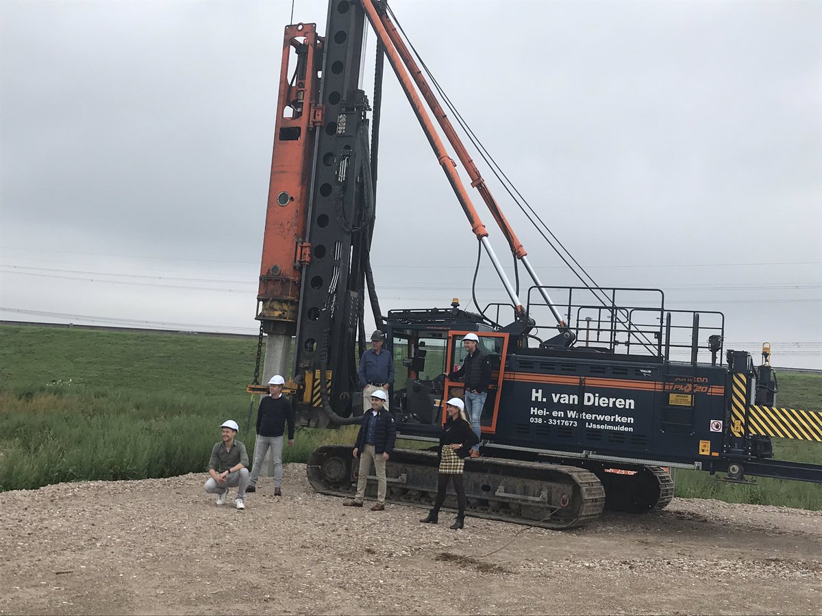 arjenmaathuis's tweet photo. Een Almelo’s feestje! De eerste paal van de #nieuwbouw van @KeesSmit_ in #Almelo ging vandaag de grond in! Het pand wordt gebouwd door een Almelo’s bouwbedrijf: Lowik bouw! Geweldig! Succes 💪🏻💪🏻💪🏻 https://t.co/rMv2pBmSKh
