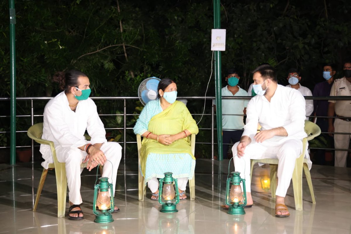 TejYadav14's tweet photo. बेरोज़गारी की अन्धकार में भटक रहे जिंदगियों को एक प्रकाश दो, ढ़कोसला छोड़ो डबल ईंजन वालों और युवाओं को रोजगार दो..!

आज रात #9बजे9मिनट तक लालटेन जलाकर बेरोज़गारी के खिलाफ मुहीम का ��िस्सा बना। https://t.co/eikmr5t9Iz