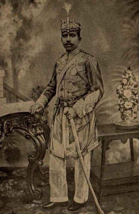 మునిగి కష్టాల్లో పడ్డారు . ఉన్న ప్రజలు కష్టతరమైన జీవితాన్ని కొనసాగిస్తున్నారు . పనిలేదు, పంటలేదు సంపద లేక తీవ్ర దుర్భిక్షం ఏర్పడింది.సంస్థానము ఇలాంటి పరిస్థితుల్లో ఉండగా లింగభూపతి పినతండ్రికి ఒక ఉంపుడుగత్తెవలన పుట్టిన కుమారుడు అప్పలభూపతి సంస్థాన హక్కులు తనదంటూ సవాలు చేయుటవలన9/n