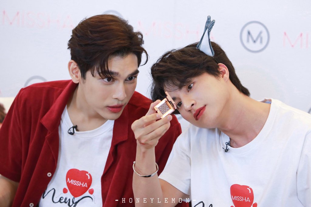 being something he's well aware of is beautiful makes it even more beautiful. he has plump super kissable lips but with lipstick? it brings out the beautiful shape even more killing everyone <3