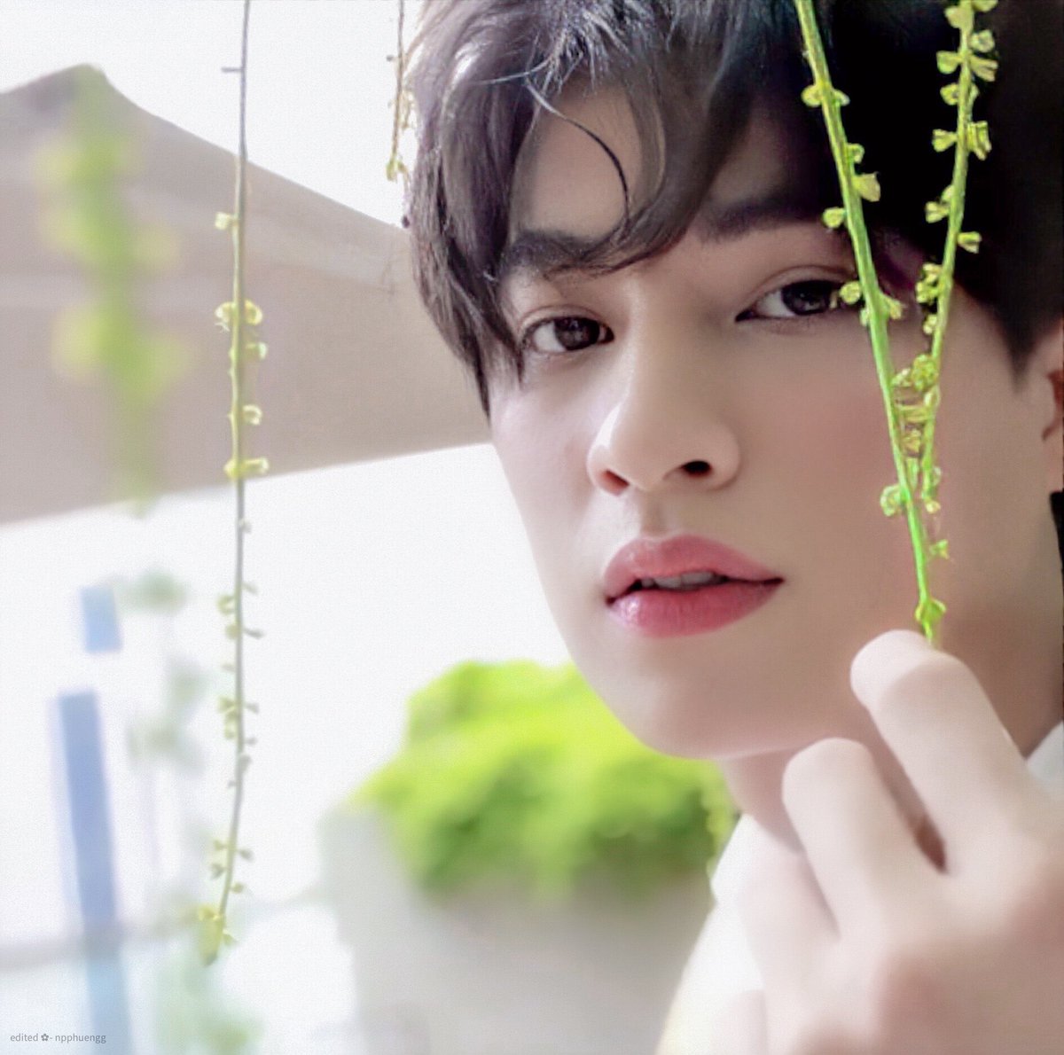 being something he's well aware of is beautiful makes it even more beautiful. he has plump super kissable lips but with lipstick? it brings out the beautiful shape even more killing everyone <3