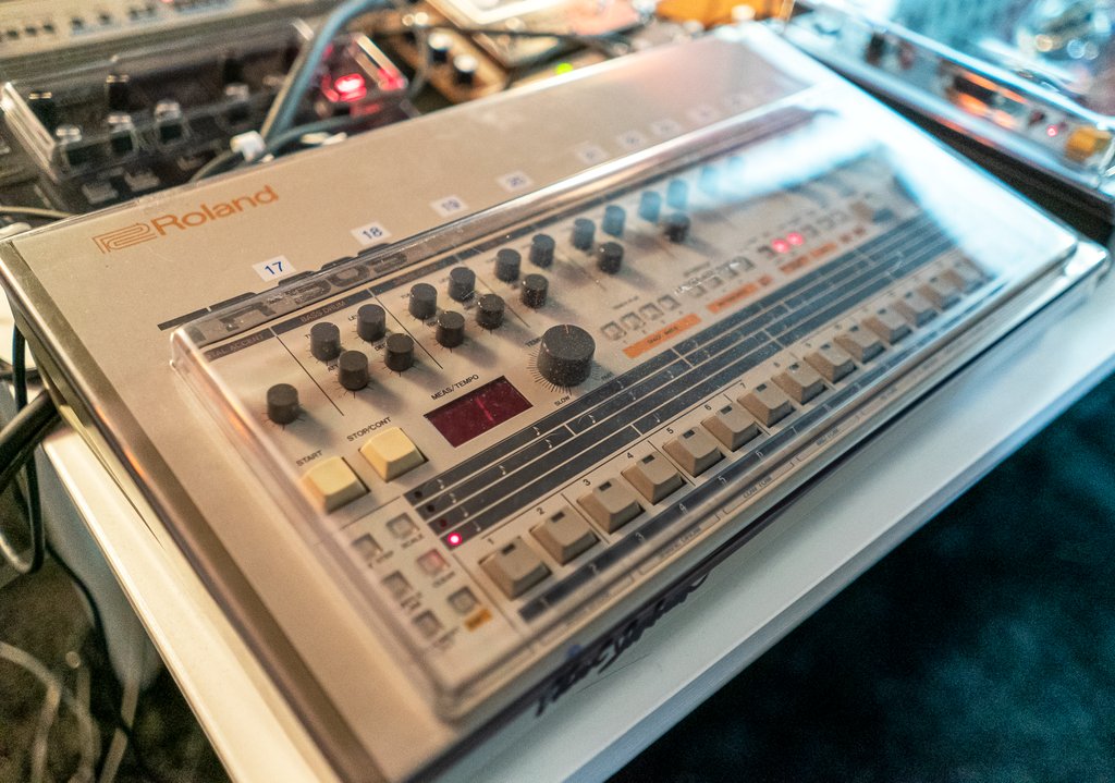 Decksaver's tweet photo. 9️⃣0️⃣9️⃣ Day Pt.2
How cool is @sirushood's vintage 909? Decksaver doing it's thing, as always 👌
#sirushood #decksaver #tr808 #808 #tr909 #909 #drumachine https://t.co/1fUi4N669p