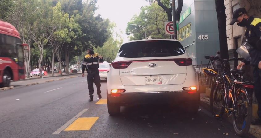 BiciManager's tweet photo. Exista o no #ciclovía... En la #CDMX está PROHÍBIDO estacionar tu automóvil (aunque sean cinco minutitos) sobre vías primarias (#Insurgentes, División del Norte, Calzada de la Viga, etc.) 

- Artículo 30 del Reglamento de Tránsito. https://t.co/bikhkBHjcK