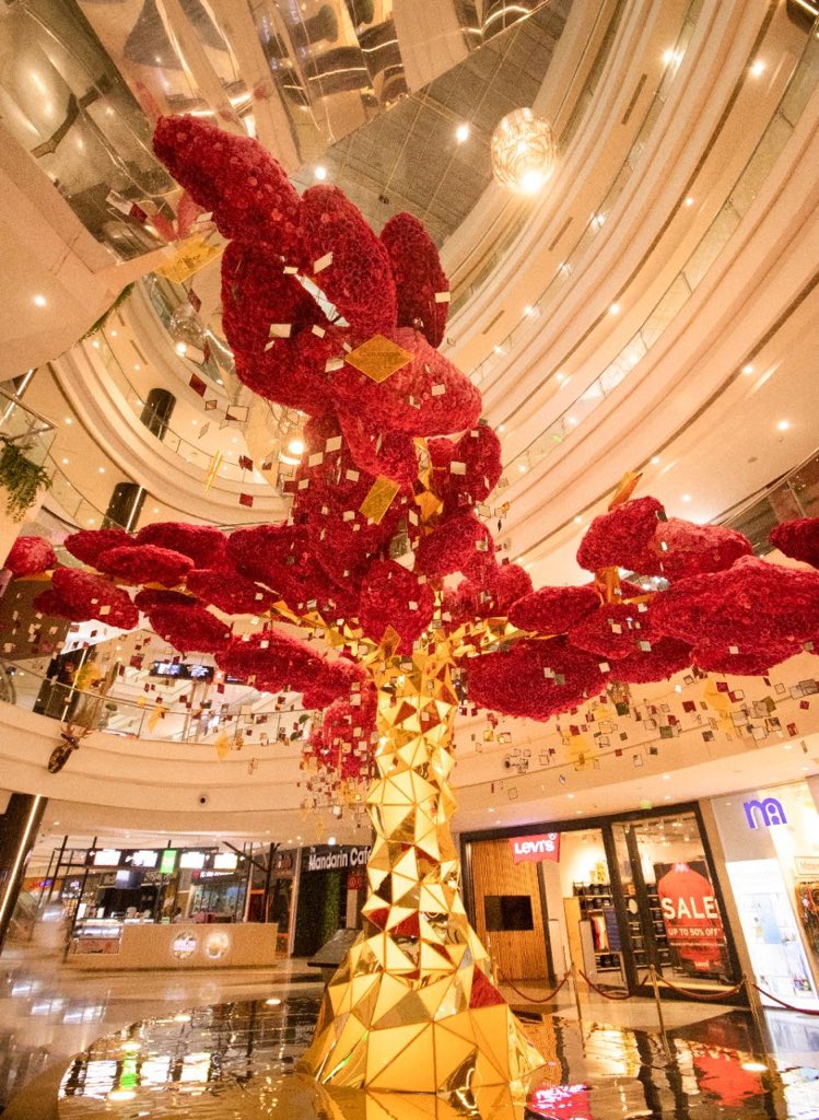 AtulRuia's tweet photo. Celebrate the new and leave the uncertainty behind with hope in your heart. This masterpiece by world-renowned floral architect @TomasDeBruyneFD in a post covid world.
#TheTreeOfHope #PhoenixMarketcityPune #ShopSafe https://t.co/WwoakT5ZHm