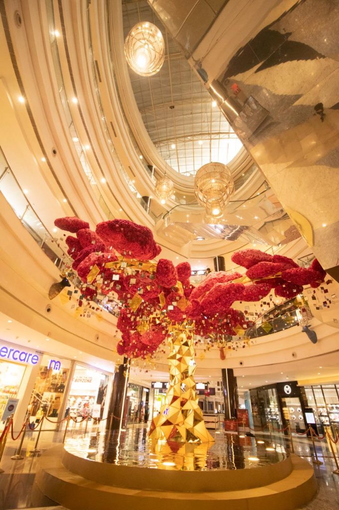 AtulRuia's tweet photo. Celebrate the new and leave the uncertainty behind with hope in your heart. This masterpiece by world-renowned floral architect @TomasDeBruyneFD in a post covid world.
#TheTreeOfHope #PhoenixMarketcityPune #ShopSafe https://t.co/WwoakT5ZHm