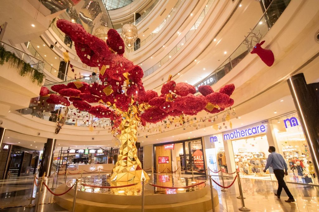 Celebrate the new and leave the uncertainty behind with hope in your heart. This masterpiece by world-renowned floral architect <a href="/TomasDeBruyneFD/">Tomas De Bruyne</a> in a post covid world.
#TheTreeOfHope #PhoenixMarketcityPune #ShopSafe