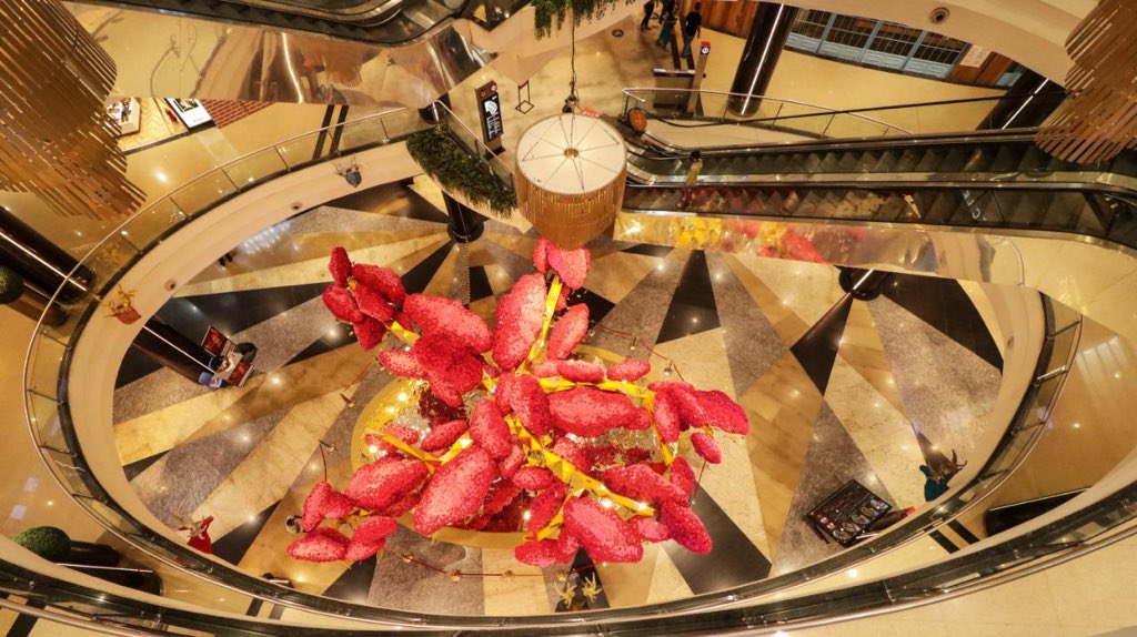 AtulRuia's tweet photo. Celebrate the new and leave the uncertainty behind with hope in your heart. This masterpiece by world-renowned floral architect @TomasDeBruyneFD in a post covid world.
#TheTreeOfHope #PhoenixMarketcityPune #ShopSafe https://t.co/WwoakT5ZHm