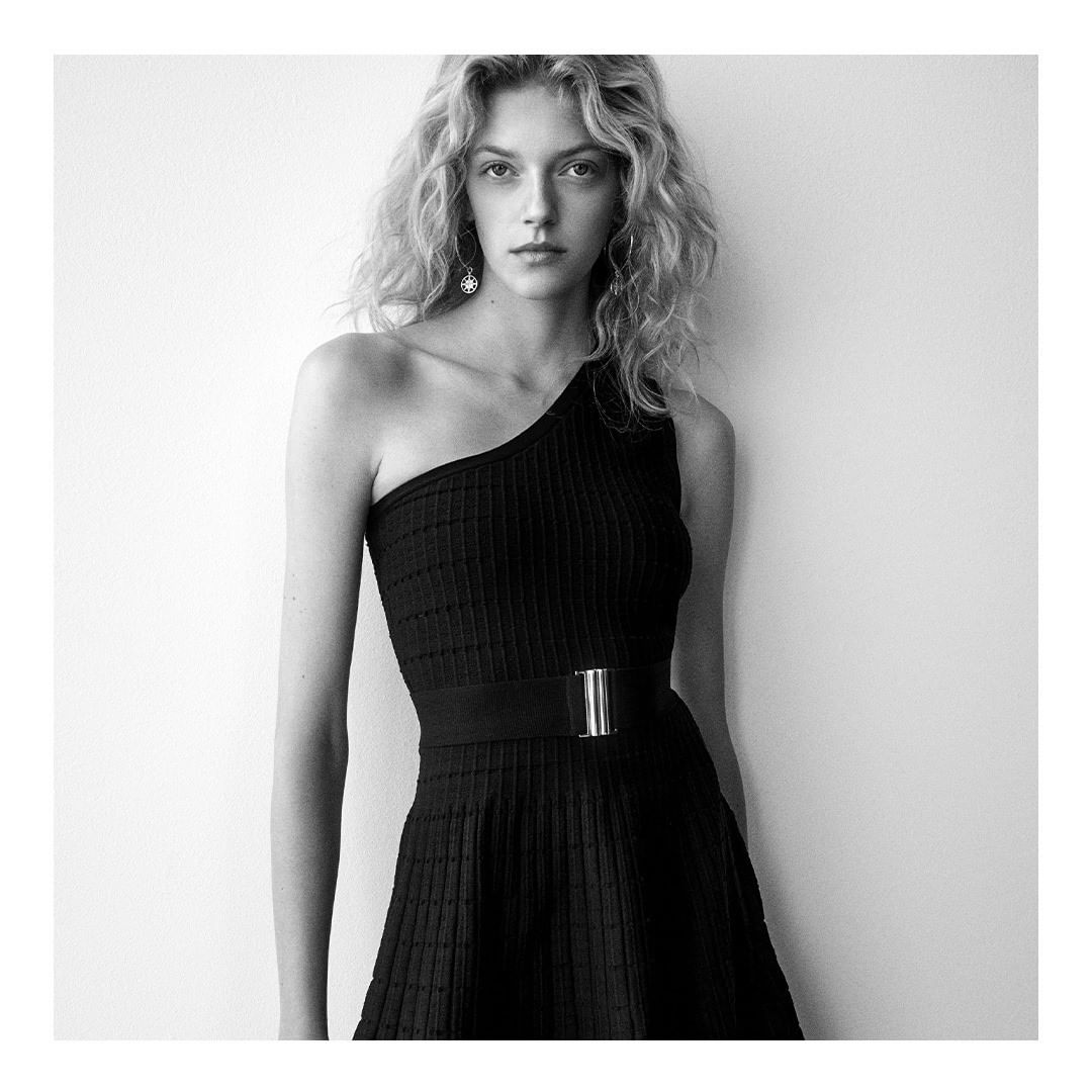 GroupRuyi's tweet photo. Asymmetry is the real muse. #NewCollection #Lookbook #ClaudiePierlot https://t.co/NoxzhWhdkU