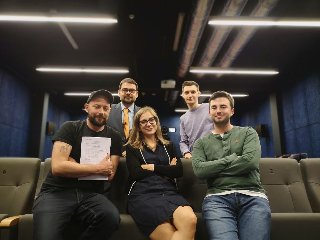 MDemantowsky's tweet photo. Mit diesem Team haben wir von @projektODRA diese Woche die zwei neuen deutschsprachigen Videos erfolgreich abgedreht. 
Nach getaner Arbeit. Danke an alle!
- Zur Debatte über die polnischen Reparationsforderungen
- Über #GermanDeathCamps https://t.co/wtWwfU86lA