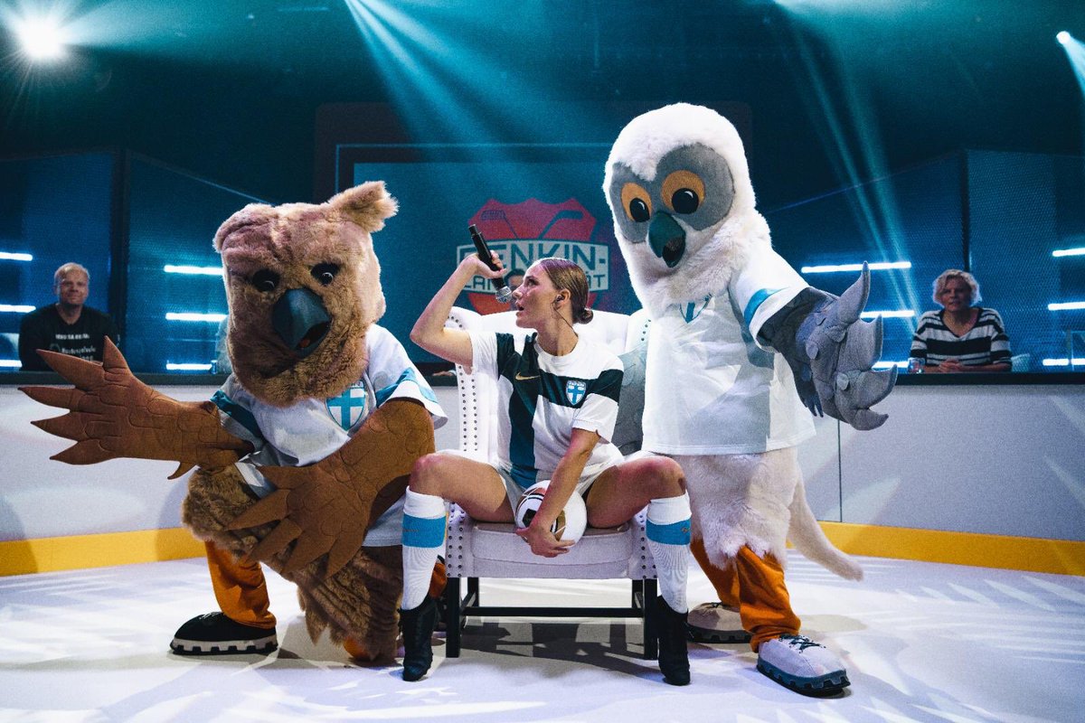 rikuriihilahti's tweet photo. Huuhkajille omistettu biisi tänään Penkinlämmittäjissä! Klo 21 Mtv Pilvi Hämäläinen Cicciolinan sävelin: ”Kaatuu Belgia kuin pandemia” 
@IleUusivuori @PaulaNoronen @villemyllyrinne @fathermetro #terotiittanen #jarkkoruutu #maikkari #penkinlämmittäjät https://t.co/MRXDyQbVfi