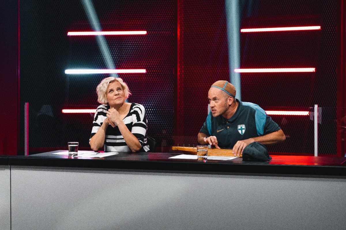 rikuriihilahti's tweet photo. Huuhkajille omistettu biisi tänään Penkinlämmittäjissä! Klo 21 Mtv Pilvi Hämäläinen Cicciolinan sävelin: ”Kaatuu Belgia kuin pandemia” 
@IleUusivuori @PaulaNoronen @villemyllyrinne @fathermetro #terotiittanen #jarkkoruutu #maikkari #penkinlämmittäjät https://t.co/MRXDyQbVfi