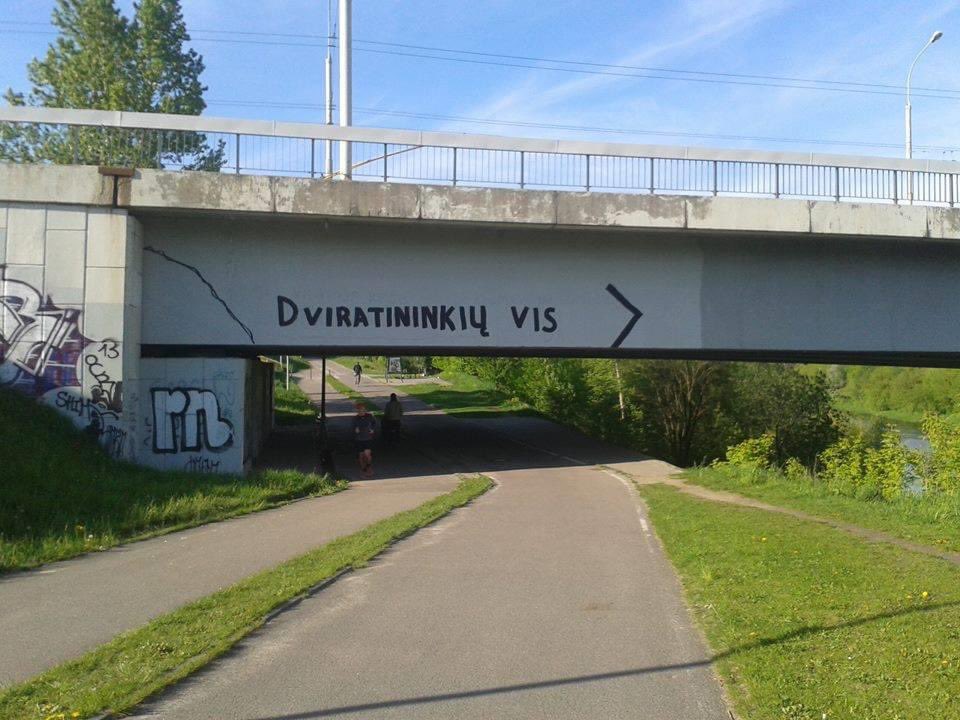 antonnikitin_'s tweet photo. 3 bike counters in #Vilnius gave us some good tendencies of number of cyclists 2019 vs 2020:

🚲 April +61%
🚲 May +115%
🚲 June +71%
🚲 July +95%
🚲 August +21%

This year we had 65% more cyclists on those bikepaths👏 

hoping to keep the count at ~50% by the end of 2020

#JUDU https://t.co/UDrd6mydAL