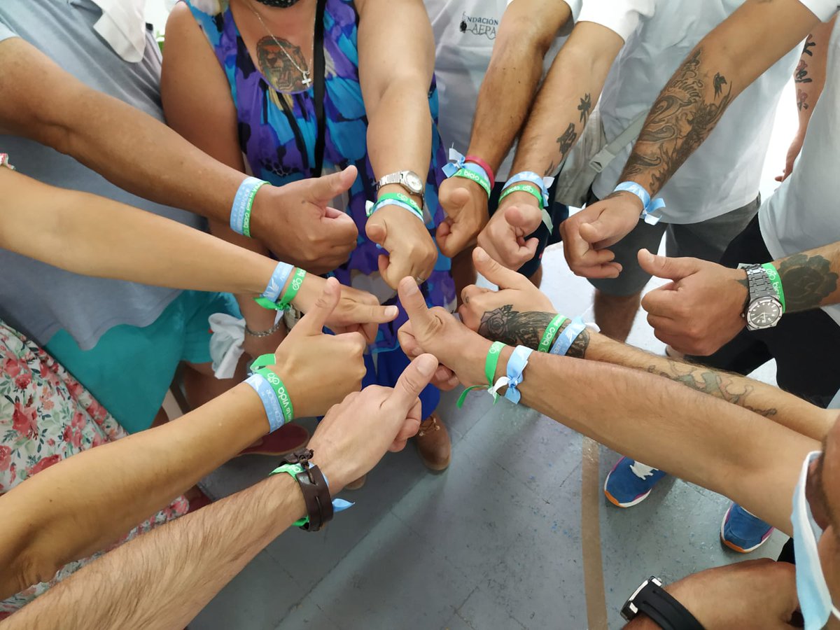 BicisparalaVida's tweet photo. En nuestra última donación en @conductadictiva también quisimos hacerles un pequeño obsequio: unas cuantas pulseras de la @FundContador  y @BicisparalaVida  by ŠKODA. Nos mandaron esta foto. Muchas gracias 😍. #BicisParaLaVida #BicisParaLaVidabySKODA #BicisConUnaSegundaVida https://t.co/DZKv69Espr