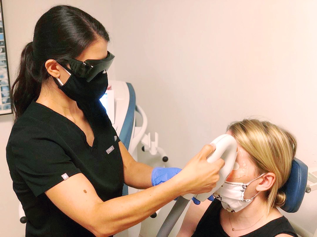 REPOST 📸 Beverly Hills Optometry (@beverlyhillsoptometry) Dr. Younany performing Intense Pulse Light (IPL) followed by thermal expression. Patient is excited for the ocular aesthetic benefits. Healthier eyeballs &amp; positive side effect of younger looking skin...win-win🤩