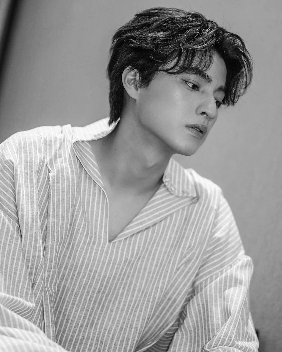 we're talking androgyny and we know this boy rocks the best of both worlds and is alsoinsanely, electrifyingly handsome 