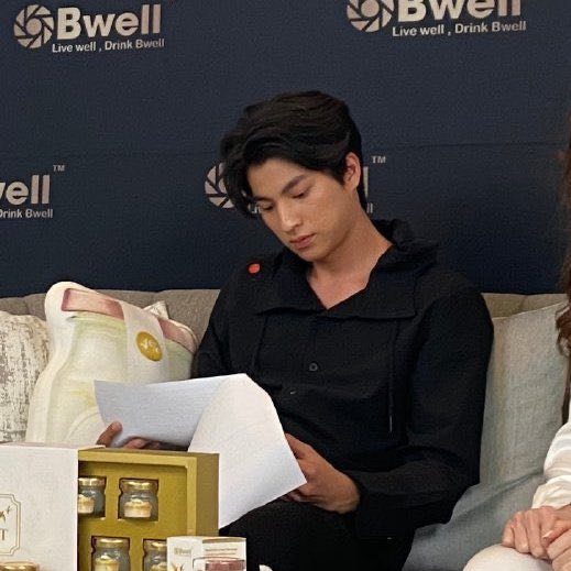 we're talking androgyny and we know this boy rocks the best of both worlds and is alsoinsanely, electrifyingly handsome 