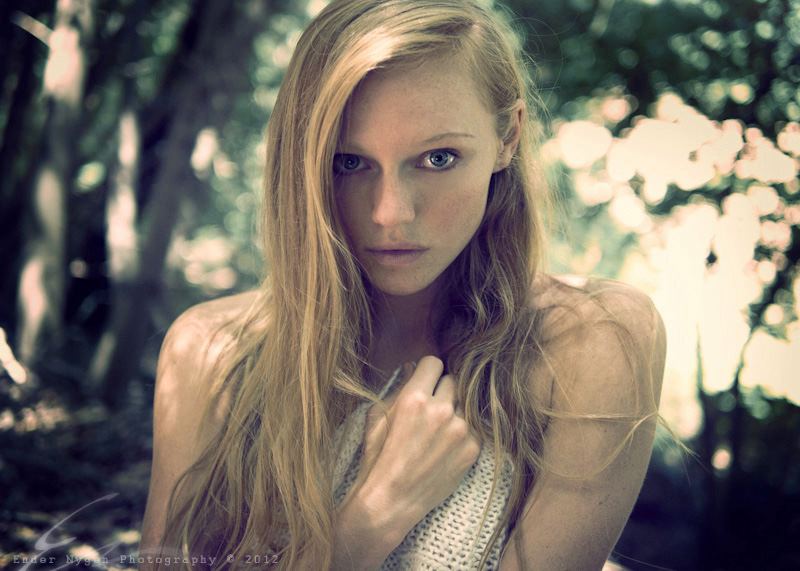 Marci Miller is hauntingly beautiful. Like the ghost of a woman who committed suicide in 1947 when her married lover Reginald wouldn't leave his wife for her. And the  #Days cast legit seems like they would take a bullet for Marci. They all caps LOVE her.