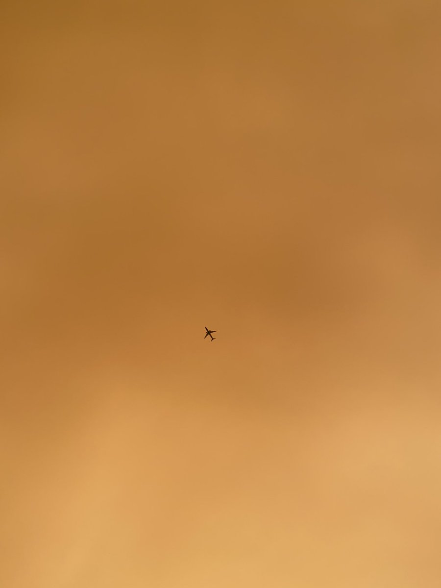 jm1234567890's tweet photo. Kind of orange outside https://t.co/K75NOlJA2o