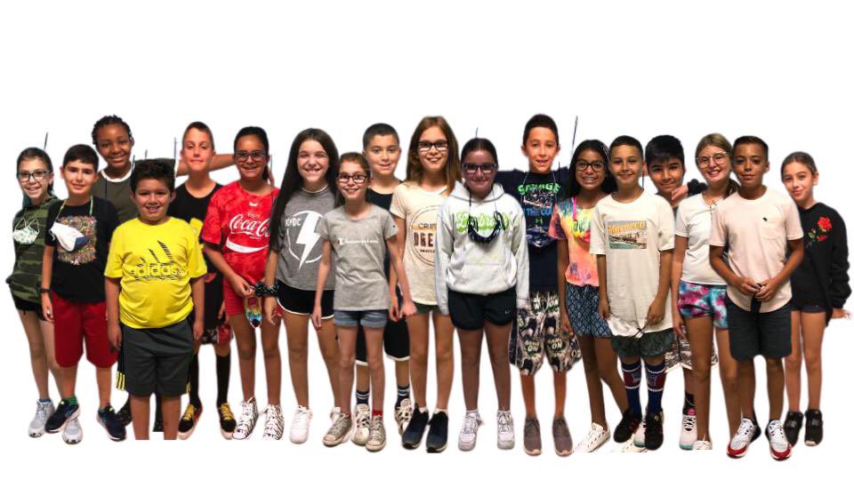 Sharilyn20's tweet image. Our first family photo! #class5bb #thankfulfortech #nomasks @WaverlyParkElem @MrsJessicaRyan @LynbrookTC @S_CBlue