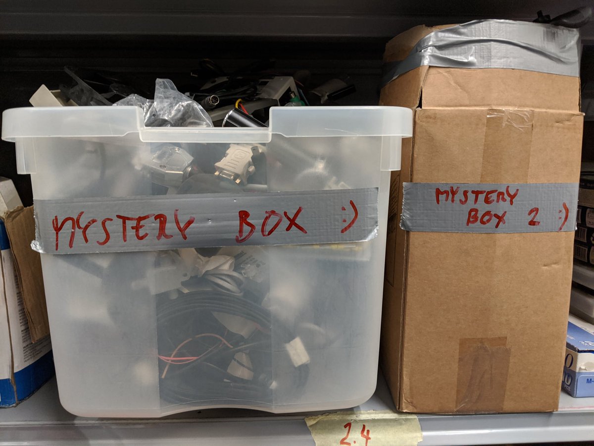 🛥️📦 "A boat's a boat, but a mystery box could be anything. It could even be a boat." 😂 Večino tehnične robe, podedovane iz <a href="/Kiberpipa/">Kiberpipa</a>, smo uspešno sortirali, nekaj drobnarij pa še čaka sortiranje.