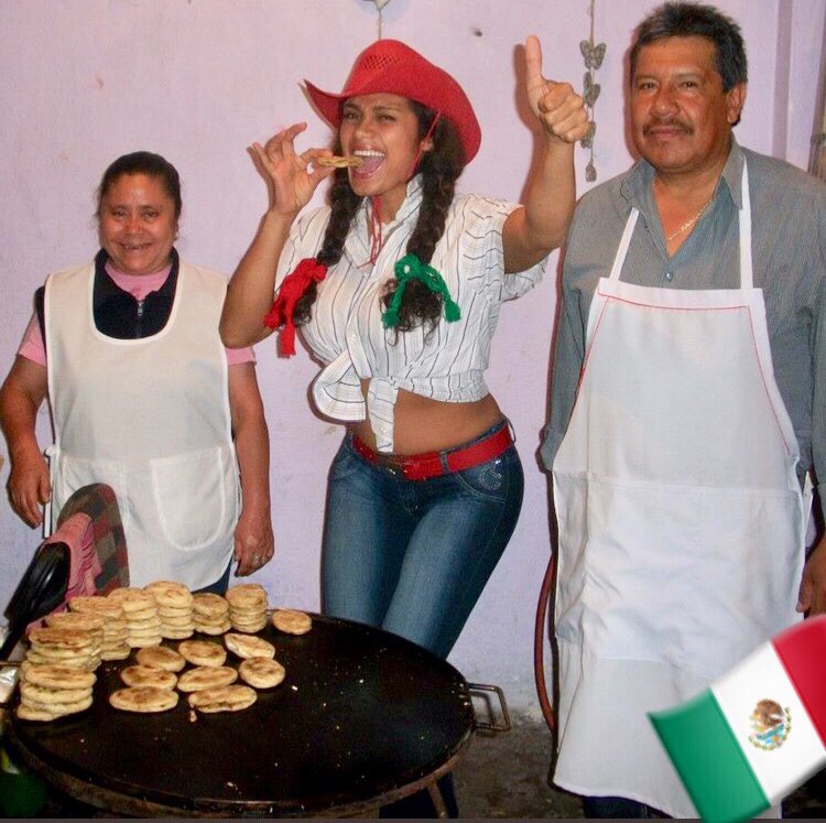 Santalasalsera's tweet photo. #tbt #pozole #tostadas #quecas #pambazos #tlacoyos #gorditas #chela Gracias Dios por hacerme perfectamente humana 🤣🙏🏼🙄😁🥰 #comer #placerdelavida #disfruta #15deseptiembre #tequila #antojitosmexicanos🇲🇽Porque pronto podamos compartir así de nuevo🙏🏼❤️ #bechosconsalsa💋 https://t.co/dBdfrmYaMI
