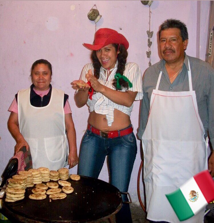 Santalasalsera's tweet photo. #tbt #pozole #tostadas #quecas #pambazos #tlacoyos #gorditas #chela Gracias Dios por hacerme perfectamente humana 🤣🙏🏼🙄😁🥰 #comer #placerdelavida #disfruta #15deseptiembre #tequila #antojitosmexicanos🇲🇽Porque pronto podamos compartir así de nuevo🙏🏼❤️ #bechosconsalsa💋 https://t.co/dBdfrmYaMI