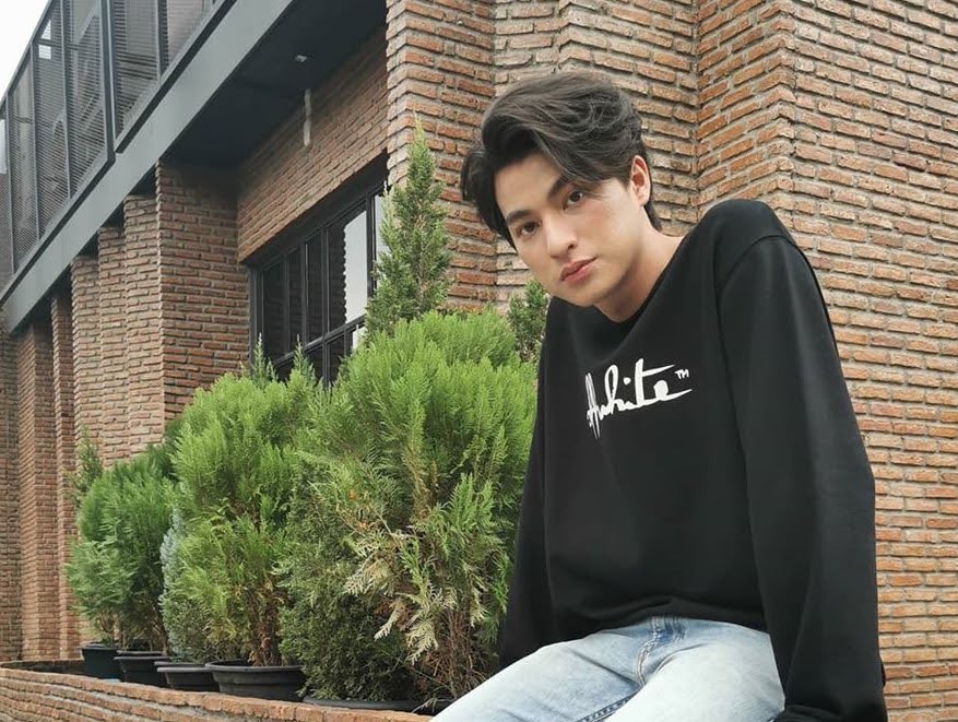 we all know mew softened him up and made him more feminine like in different sspects and allowed him to embrace just being himself w/o the toxic masculinity mindset, and that only adds to what makes him attractive- its the tenderness infused with his masculinity